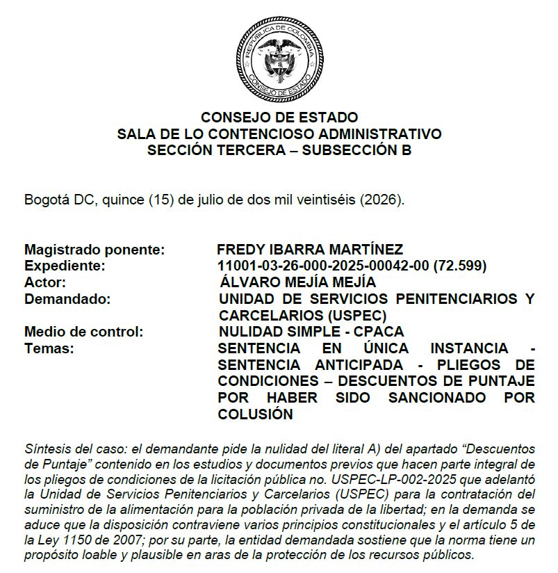comprapublica_'s tweet photo. ✂️¿Es posible que las entidades creen reglas de descuento de puntaje en los estudios previos de un proceso de selección?

En reciente sentencia, el Consejo de Estado trata este interesante tema haciendo una importante advertencia

¿De qué se trató?👇️

Una entidad estatal adelantó un proceso de selección en cuyos estudios previos, como documento anexo al pliego de condiciones, estableció una regla de descuento del 10% del total del puntaje para todos aquellos proponentes que dentro de los 5 años anteriores al cierre del proceso, hubieran sido sancionados por la Superintendencia de Industria y Comercio, por temas de colusión en procesos de contratación estatal. Inconforme, un ciudadano acude en nulidad simple buscando la anulación de dicha regla. 

El Consejo de Estado comienza por indicar que aún estando la regla en el documento de estudios previos, es válido demandar el pliego de condiciones puesto que los estudios y documentos previos son parte integral de los pliegos.

En punto específico de la regla acusada, el alto tribunal indica que las reglas de descuento de puntaje son una manifestación del derecho punitivo estatal y, por consiguiente, al tratarse de una sanción, deben respetar el principio de legalidad de las sanciones. Esto es, deben haber sido creadas previamente por el legislador.

Es por esta razón, que los únicos descuentos de puntaje válidos actualmente son aquellos referidos a (i) la imposición de multas o cláusulas penales en procesos anteriores (art. 58, Ley 2195 de 2022) y, (ii) la existencia de anotaciones en el Registro de Obras Civiles Inconclusas a que hace referencia el art. 6, Ley 2020 de 2020 (aunque en este último caso, no es muy clara la consecuencia jurídica que permita deducir el descuento y su monto, pero esto es otra discusión🤔)

Refuerza su análisis el Consejo de Estado indicando que, adicionalmente, establecer una reducción de puntaje por esta circunstancia, desconoce el principio de igualdad al establecerse por unas condiciones específicas dejando por fuera otras tantas conductas que, de igual manera, afectan o comprometen los principios de la contratación estatal.

Así las cosas, termina declarando la nulidad de la regla de descuento contenida en los estudios previos del proceso de selección

Descarga aquí👇️
https://t.co/ihefUMh3ax