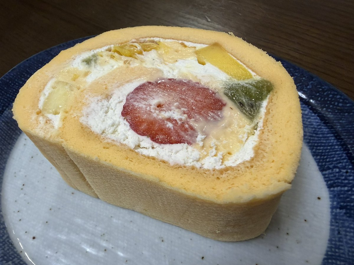 yasegori's tweet photo. 夜ローストビーフ、芋煮、米、だだちゃ豆、美味しいおつまみ、フルーツロールケーキ
夜食フルーツロールケーキ https://t.co/5uzcLwZdP6
