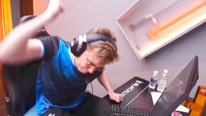 itzsagka's tweet photo. FACEIT should start giving BANS to players who refuse to use their mic.

Playing competitive CS2 and giving ZERO comms for an entire game is basically griefing. https://t.co/b8H509WUSc