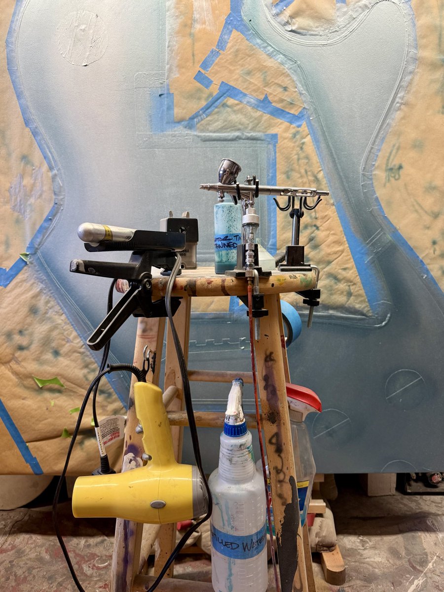 ADCookArt's tweet photo. Tools of the trade — just what I keep at arm’s reach anyway. #artinprocess #arttools #paintinginprogress https://t.co/RJXWMr67y3