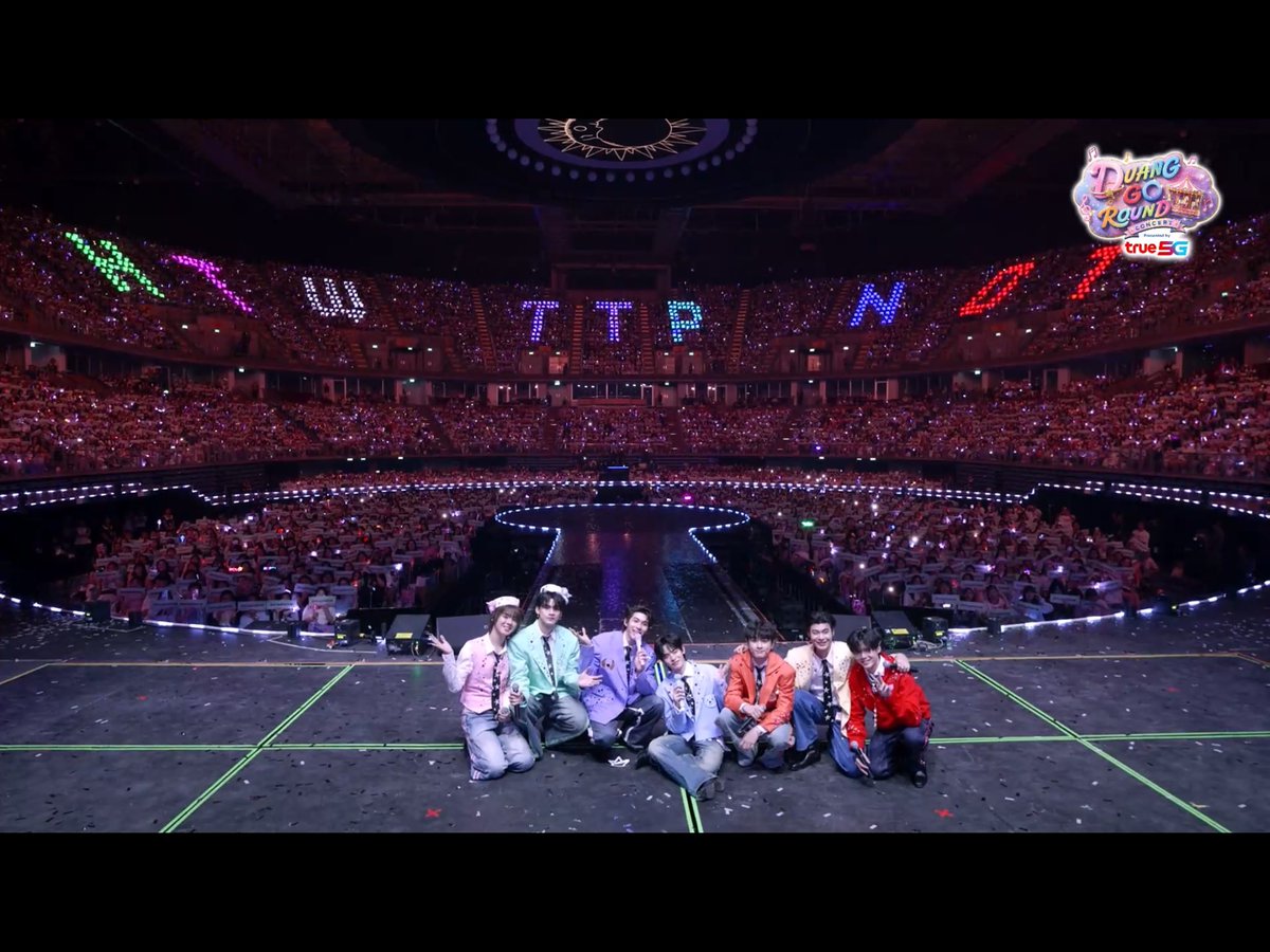 _am_08's tweet photo. เป็นภาพที่ขอเก็บไว้นานๆเลยนะ น้ำตาไหลหนักมาก เป็นภาพก่อนและหลังที่จะมีทะเลดาว อยากบอกว่า “ตอนนี้น้องๆมีดวงดาวเพิ่มขึ้นอีกแล้วนะ” เก่งมาก ในหัวที่คิดคือ มันสวยมาก มันตื้นตันมากมากจริงๆ  ทะเลดาวที่ดูแล้วรู้สึกอบอุ่นจริงๆ 🐶🐻‍❄️🌟♾️

 #DuangConcertDay1 https://t.co/V7sjq2yr00