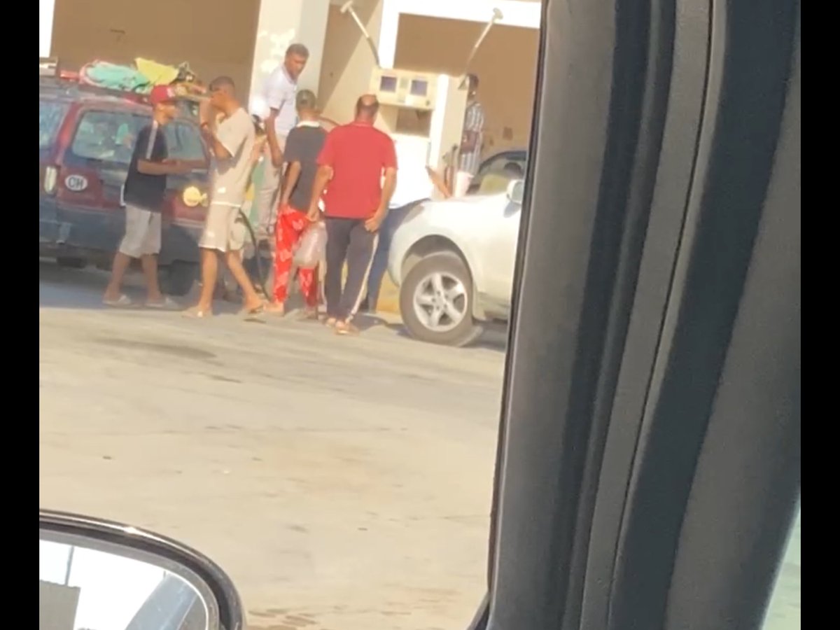 OmranZwai's tweet photo. في فئة في مجتمعنا أقل مايقال عنها انهم شلتت وهم جماعة البانقات اللي تلقهم فى الشيل يديروا في اروحهم مفتحين عشان مايوقف فى الطابور 

يعني الشلتوت صاحب الفيتو عشان مايخش الطابور عبا 60 ليترا في قلالين وقعد في الشيل يعبي فيهن والشلتت اللي واقفين جنب السيارة الحمرا الحيلة بتاعهم هي السيارة طفت بيهم قبل الشيل ودفوها دف واللي ماسكين البانقات كلهم مدرسين سيارتهم برا الشيل ويبو يعبوا بنزينة والناس المحترمة شادين الطابور ويتفرجوا عليهم