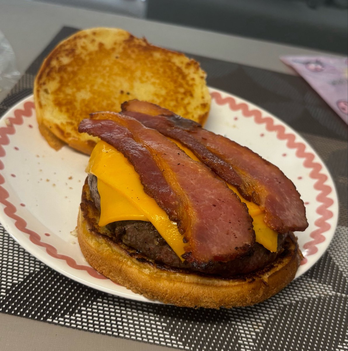 NodeJR's tweet photo. Amadurecer é perceber que fazer o próprio lanche é muito melhor que pedir https://t.co/segi7rYEJ3