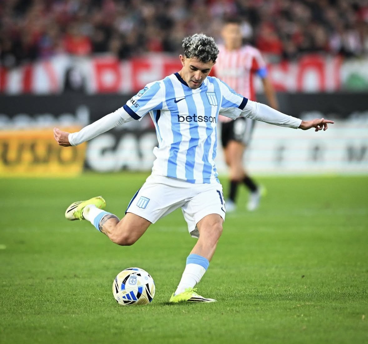 CLMerlo's tweet photo. 🚨Supeditado a levantar el transferban, Santos tiene acuerdo para que llegue Martinera y que Adonis Frías se vaya a Racing. 
🤝Con @lucas_musetti ⬇️
https://t.co/COTjAQGyiK https://t.co/Ahw1Zd96NW