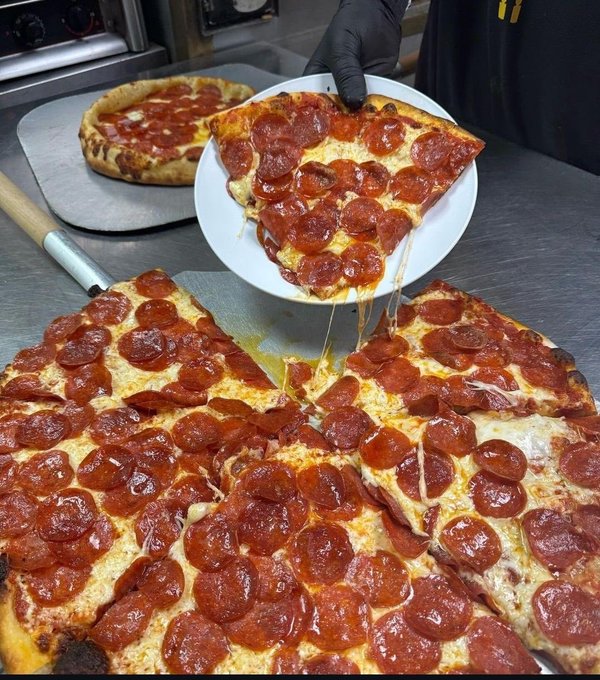 FoodPleaser's tweet photo. How many slices could you eat? https://t.co/MmTYgR9a8c