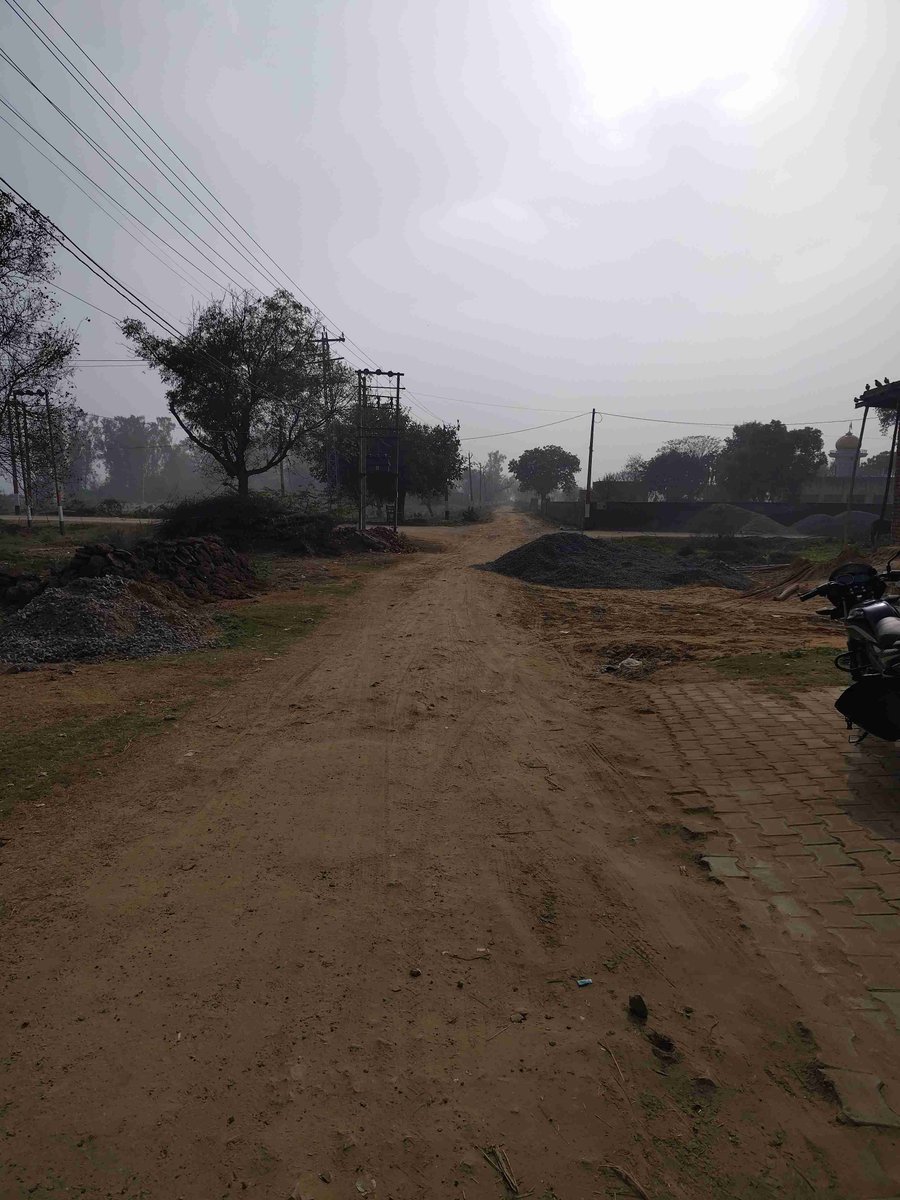 AkshayA30572's tweet photo. 🚨 जनहित में सड़क निर्माण की मांग

नीम अड्डा से ढाब रोड को जोड़ने वाली गांव की मुख्य संपर्क सड़क पिछले लगभग 10 वर्षों से जर्जर हालत में है। जगह-जगह बड़े गड्ढे और टूटी सड़क के कारण पैदल चलना भी मुश्किल है। आए दिन दुर्घटना का खतरा बना रहता है।

स्थानीय स्तर पर कई बार मौखिक शिकायत के बावजूद अब तक कोई स्थायी समाधान नहीं हुआ।

कृपया संबंधित अधिकारी इस सड़क का शीघ्र निरीक्षण करवाकर स्थायी निर्माण/पुनर्निर्माण करवाएं।

@cmohry @dipr_haryana
@DC_Hisar @PMOIndia
@BJP4India
@kuldeepbishnoi8 
हिसार, हरियाणा

#Haryana #Hisar #RoadRepair #जनहित #सड़क_निर्माण #Adampur