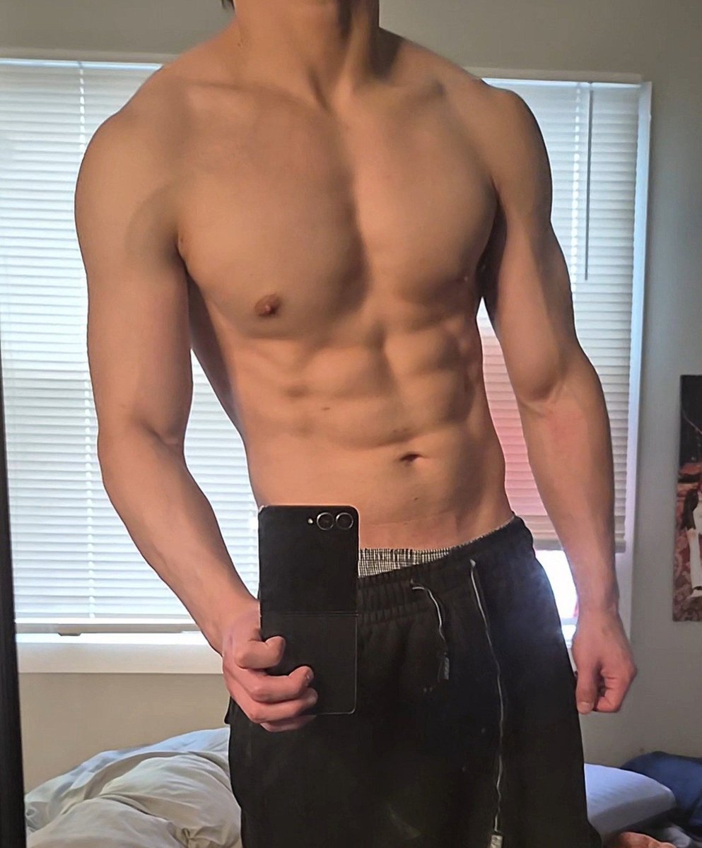 broteinpancakes's tweet photo. That post cracking someone's son glow > https://t.co/ALKRji8ig5