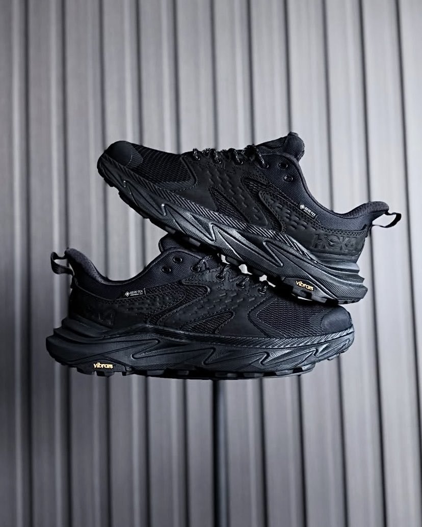 cvuplle's tweet photo. Hoka all black = kelihatan garang, dipakai malah nyaman. 🖤🔥

Sepatu yang bikin outfit simpel jadi lebih clean &amp; sporty.

Jujur, ini cakep banget atau terlalu basic? 👀 https://t.co/kRBylcta9f