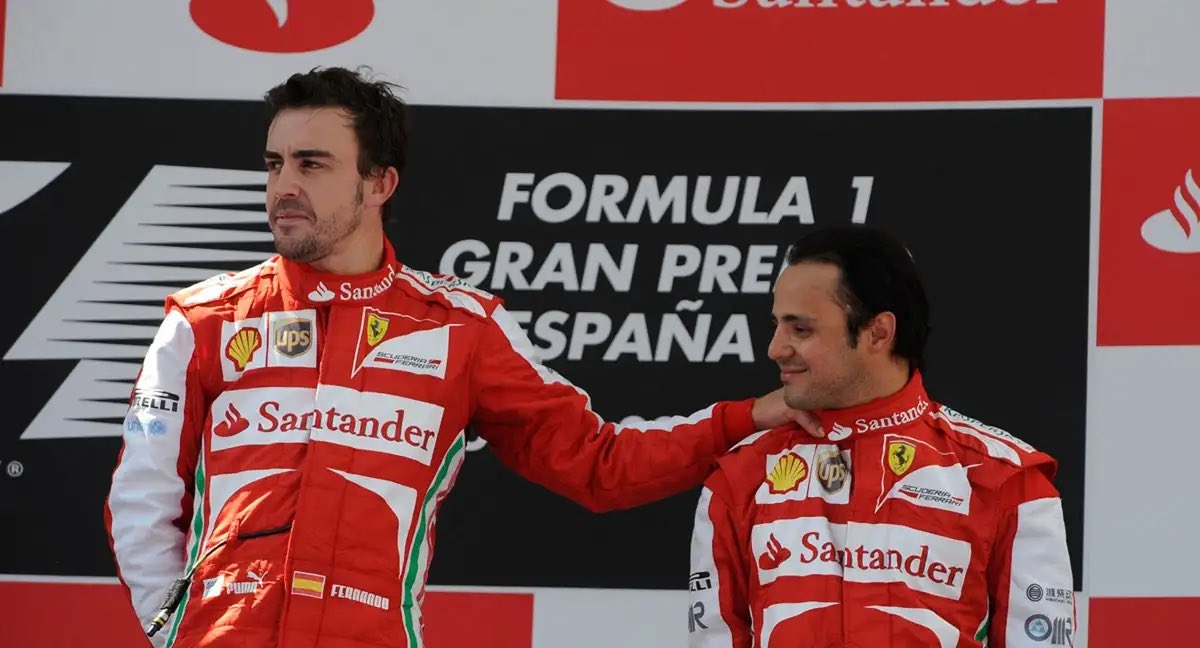 agustinms67's tweet photo. 👉La ANÉCDOTA de Felipe Massa con Fernando Alonso:

"Recuerdo cuando Fernando llegó a Fiorano, kakaka, [se ríe] fue su primer acercamiento con el equipo. 

Estábamos con Rob (Smedly) probando cosas en el nuevo Ferrari 599GTB, junto a muchos pilotos de test y pilotos de renombre. 

Fernando no tenía prueba ese día, pero vió los tiempos en pantalla y dijo: "Yo puedo bajar 1s esto"- Nos reímos varios en la sala. "En el primer intento"-agregó. 

Rob suelta: "apostamos la cena". Fernando sonrió, y aceptó. Un minuto después estaba en el coche. Eramos 15 personas ademas de los mecánicos mirando atentos.

Fernando hace su vuelta de calentamiento y comienza, yo tenía un móvil con cronometro para ir viendo el tiempo, ya que el reloj solo mostraba el tiempo final de vuelta. 

Fernando iba por la mitad del circuito y pensé que mi reloj funcionaba mal; miraba mis caras alrededor y todos sonreían. Todos excepto alguien: Rob.

Fernando termina la vuelta, se baja del coche y sin saber el tiempo viene con una sonrisa. 

¡Había bajado 1.5s mi mejor vuelta! 

Todos estábamos atónitos, no lo podiamos creer. Mi tiempo era imbatible hace días. Y lo peor es que Fernando dice: "Perdí medio segundo en el segundo sector" mientras guiña el ojo

Rob no lo podía creer. Yo tampoco. Fue la primera vez en mi vida que supe que no le iba a poder ganar. 

En la cena teniamos una dieta estricta, pero ese día Fernando comió por 4 personas y al terminar se llevó 3 postres. "Paga Rob" mientras se descojonaba. 

Desde ese día Fernando le quería apostar siempre a Rob, mientras que Rob le decía que no infinitas veces

Aún así, sigo mereciendo ser campeón de 2008."