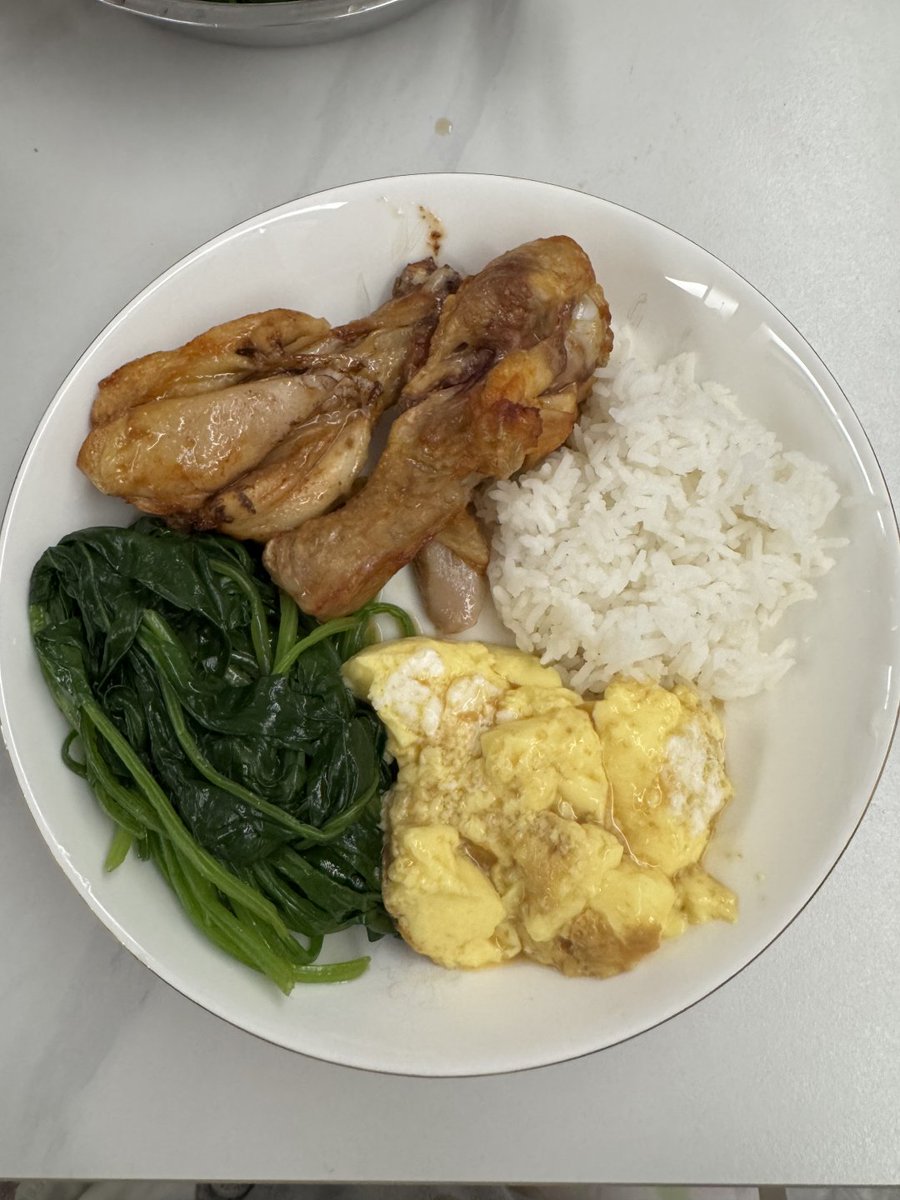 Hanathmi1's tweet photo. My kind of lunch: simple, tasty, and no complaints 😋 https://t.co/FiLPTgZvh5