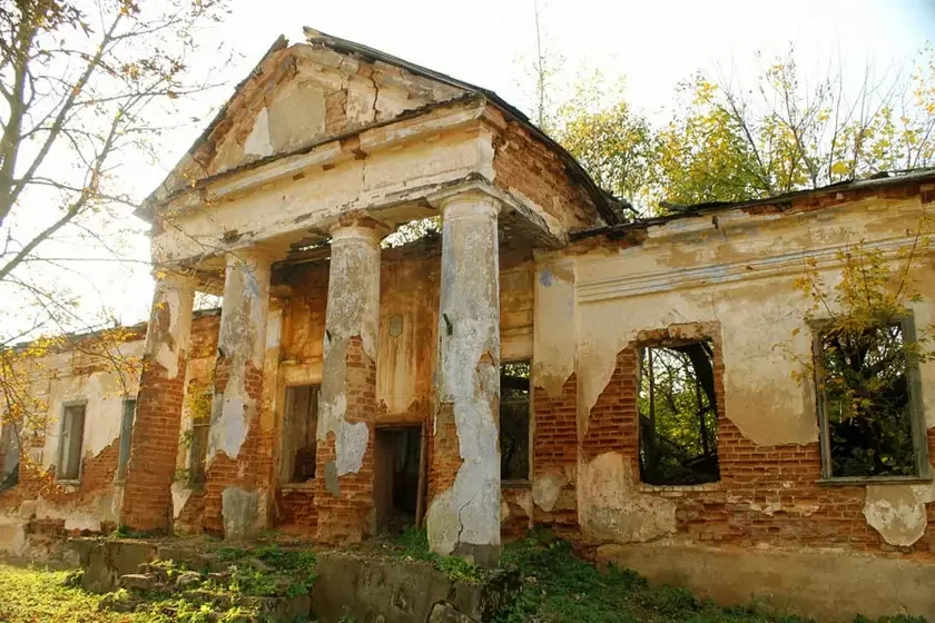 Czah_U's tweet photo. 🚨 Cultural genocide in Belarus: The Lukashenka regime is secretly preparing a massive purge of historical monuments to erase all traces of "Polishness" and European heritage. Historic noble estates of the Polish-Lithuanian Commonwealth are facing imminent destruction. A thread 🧵👇

https://t.co/U95IJRe92L