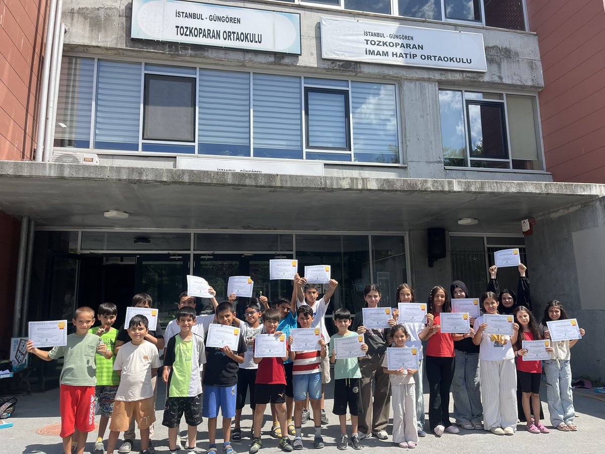tugvagungoren's tweet photo. 📍 Tozkoparan Ortaokulu

Yaz Okulumuzun son gününde öğrencilerimize karnelerini takdim ettik. 🤍

Birlikte öğrendiğimiz, eğlendiğimiz ve güzel anılar biriktirdiğimiz dolu dolu bir yazı geride bıraktık.

Tüm öğrencilerimizi tebrik ediyor, güzel bir tatil diliyoruz. 🌿 https://t.co/qhUrcMjDKm