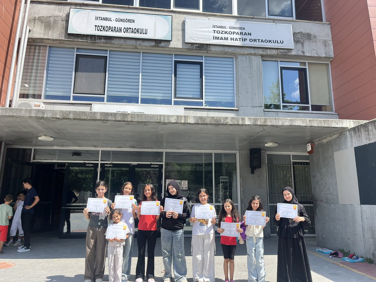 tugvagungoren's tweet photo. 📍 Tozkoparan Ortaokulu

Yaz Okulumuzun son gününde öğrencilerimize karnelerini takdim ettik. 🤍

Birlikte öğrendiğimiz, eğlendiğimiz ve güzel anılar biriktirdiğimiz dolu dolu bir yazı geride bıraktık.

Tüm öğrencilerimizi tebrik ediyor, güzel bir tatil diliyoruz. 🌿 https://t.co/qhUrcMjDKm