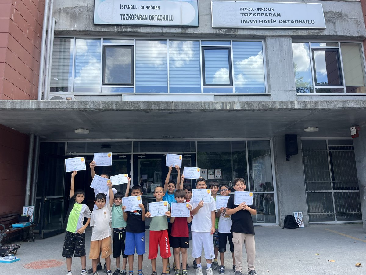 tugvagungoren's tweet photo. 📍 Tozkoparan Ortaokulu

Yaz Okulumuzun son gününde öğrencilerimize karnelerini takdim ettik. 🤍

Birlikte öğrendiğimiz, eğlendiğimiz ve güzel anılar biriktirdiğimiz dolu dolu bir yazı geride bıraktık.

Tüm öğrencilerimizi tebrik ediyor, güzel bir tatil diliyoruz. 🌿 https://t.co/qhUrcMjDKm