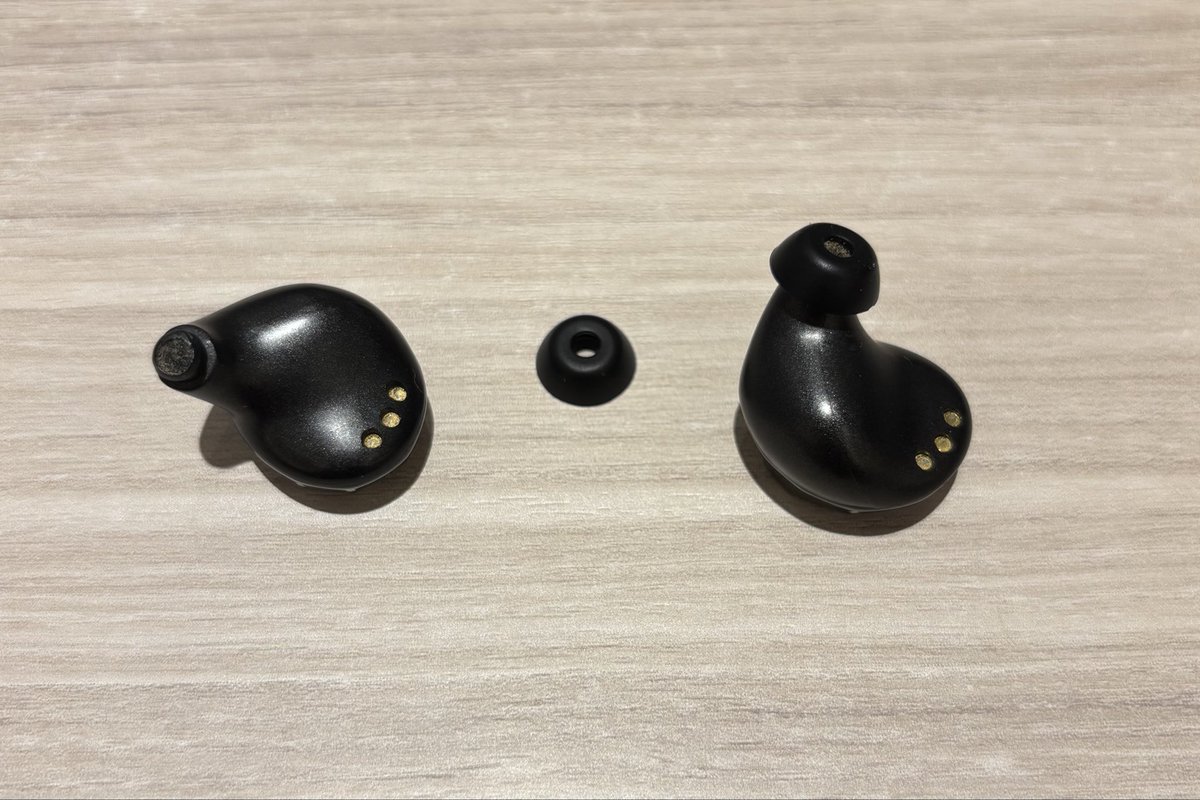 ka__me__'s tweet photo. 先日、旅先のカフェでイヤホンをつけ一旦外したら、なんと！
先端のゴムが耳の中に取り残された！

小指突っ込むも奥へ押し込んじゃう

「どうしよう！病院？いや今お盆！」
幸い娘がいたので私がスマホのライトで耳を照らし櫛の反対側で取り出してもらった。
ひとり旅だったら。。
と思うとゾッとする https://t.co/LU87jeUU6n