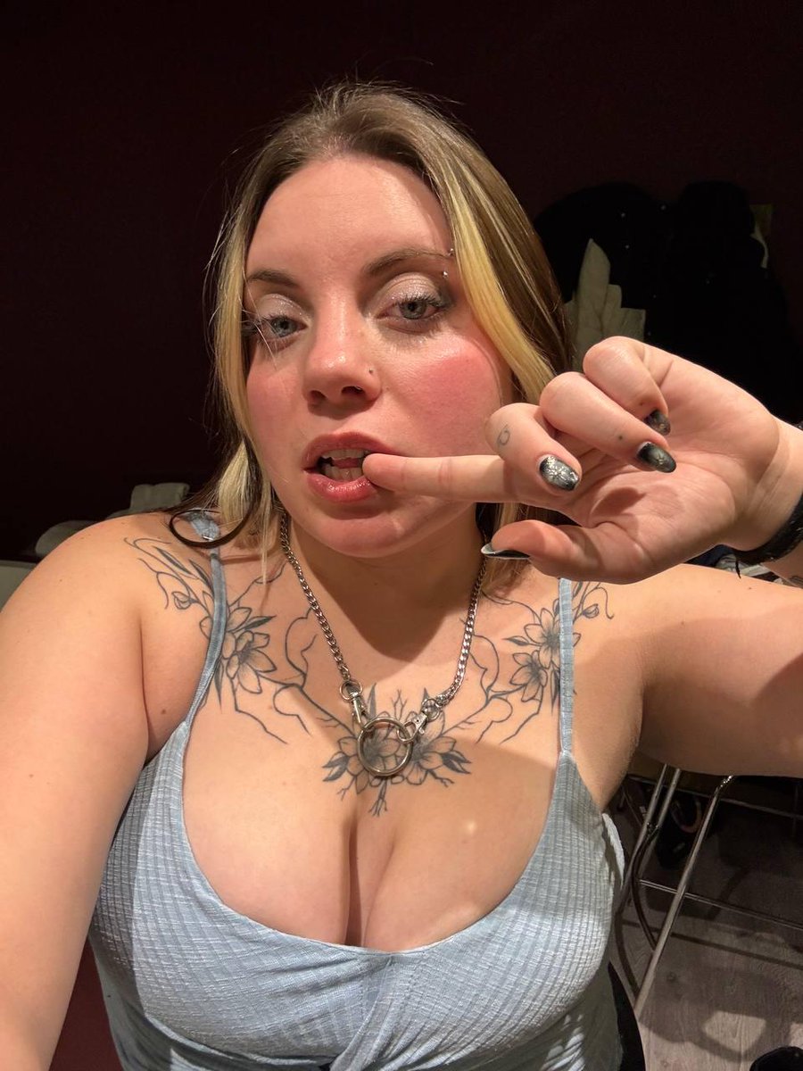 Ruler2_yi8C's tweet photo. Be honest... do men still find women without tattoos attractive these days? https://t.co/u3nGh099NW