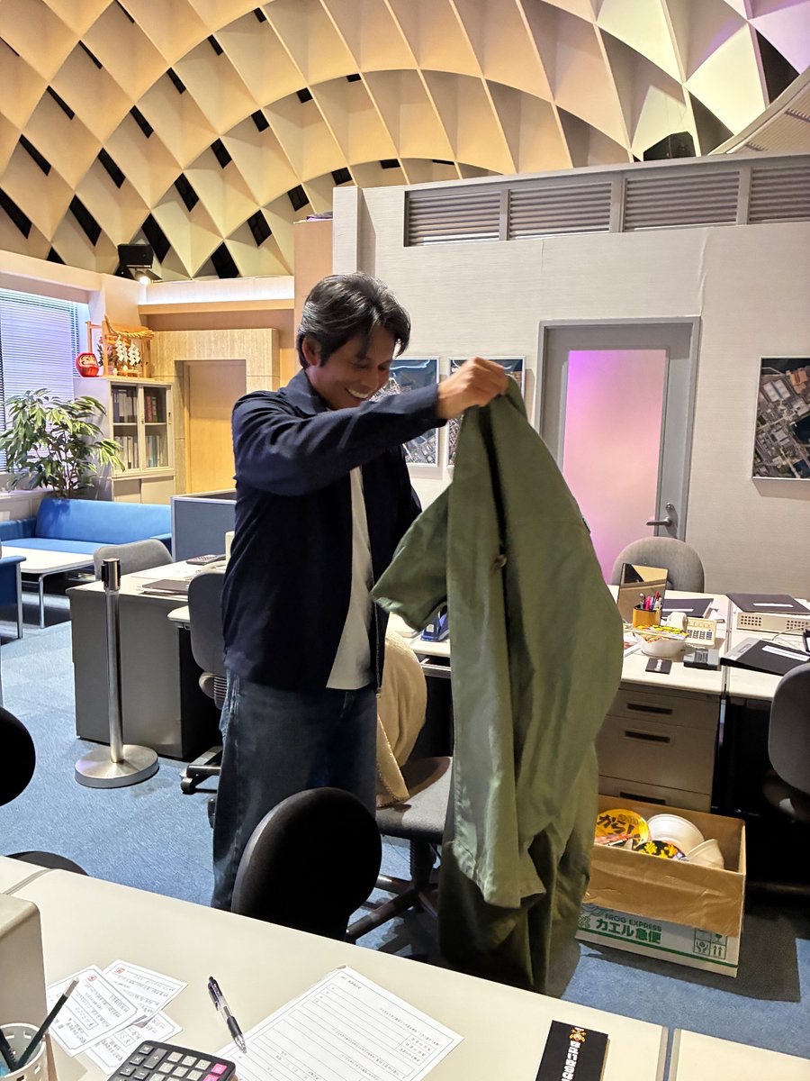 odoru_movief's tweet photo. #踊る大捜査線 THE MUSEUM
〜「踊る」の歴史を駆け抜けろ！〜

🚨 #織田裕二 さん来場レポート②
「 青島俊作、モッズコートを直す。 」

『踊る大捜査線 N.E.W. メトロポリスを駆け抜けろ！』
🎬9/18(金) 公開
#踊るプロジェクト  #odoru https://t.co/hlu1z8Rc8T