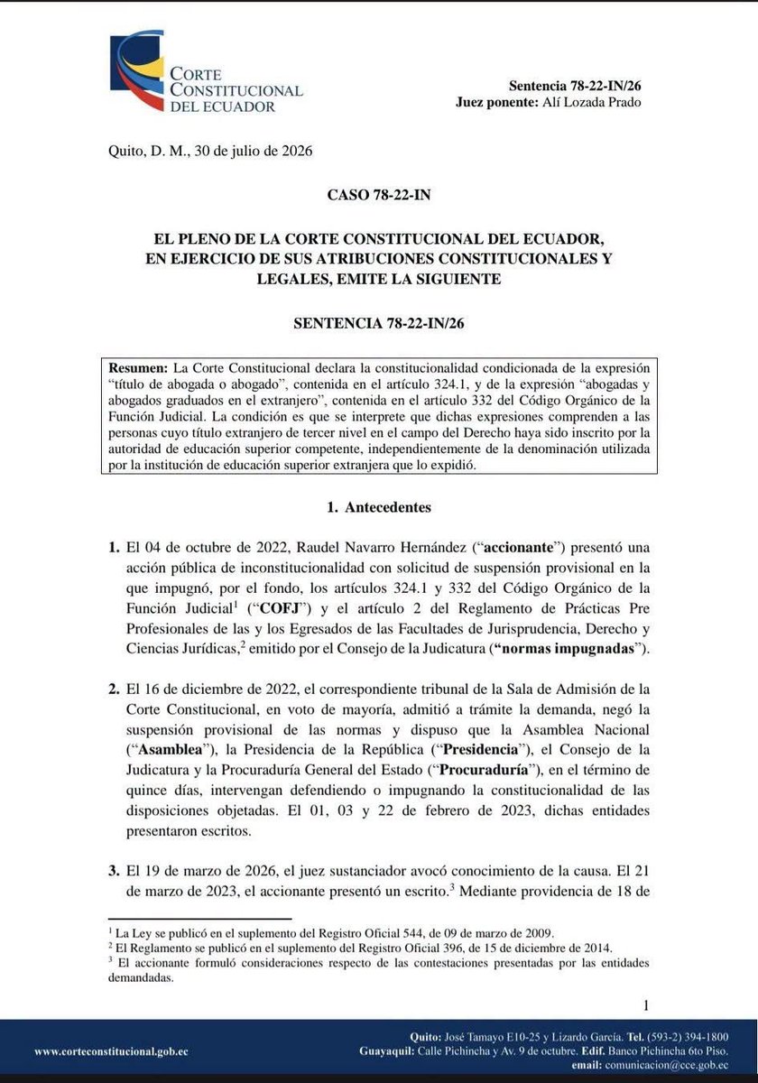 mariovelezec's tweet photo. #SentenciasConstitucionales | ¿Puede una persona con un título de Derecho obtenido en el extranjero ejercer la abogacía en Ecuador aunque su título tenga una denominación diferente?

🔴 La Corte Constitucional acaba de pronunciarse sobre este tema.

En la Sentencia 78-22-IN/26, de 30 de julio de 2026, la Corte declaró la constitucionalidad condicionada de las expresiones “título de abogada o abogado”, del artículo 324.1, y “abogadas y abogados graduados en el extranjero”, del artículo 332 del Código Orgánico de la Función Judicial.

📌 La Corte establece que estas expresiones deben comprender también a las personas cuyo título extranjero de tercer nivel en el campo del Derecho haya sido inscrito por la autoridad de educación superior competente, independientemente de la denominación utilizada por la universidad extranjera que lo expidió.

⚖️ En otras palabras, la denominación del título extranjero no puede ser, por sí sola, el elemento determinante, siempre que se cumpla con la inscripción correspondiente ante la autoridad competente.

Una decisión de especial interés para quienes han estudiado Derecho en el extranjero y buscan ejercer profesionalmente en Ecuador.

Sentencia aquí: https://t.co/QQ0ysKi8Tu

#Ecuador #Abogados #Extranjero #CorteConstitucional