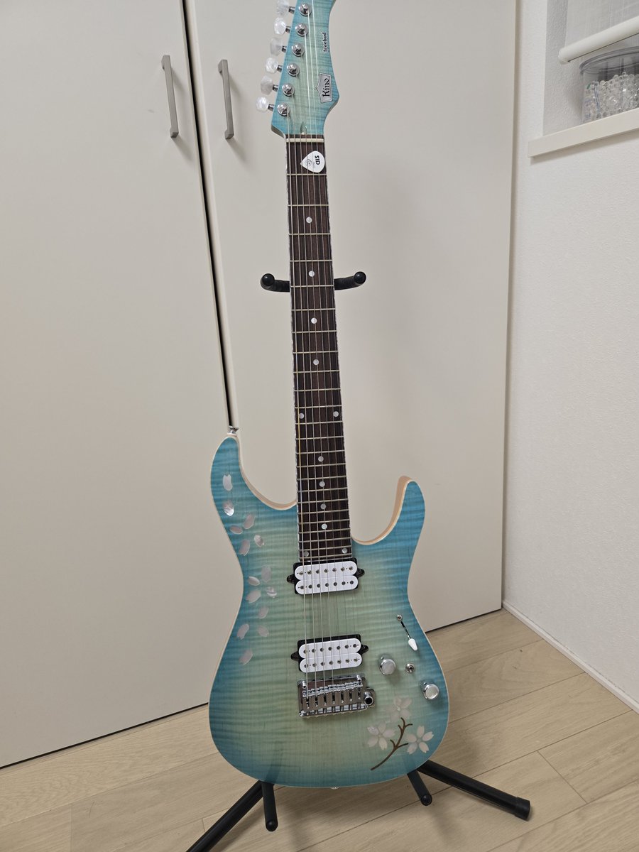 Ujo39967's tweet photo. #kinofactory
#HAGANE
#Sakura Fubuki
人生初7弦ギター
ずっと7弦欲しいと思っていて、色々探してましたが、Sakuraさんと同じモデルを一期一会と思ってお迎えしました🎸
猫に小判ですが😭
大切にして練習していきます❗
めっちゃ握りやすくてすぐに馴れていけそうです https://t.co/UUOpdZQCLp