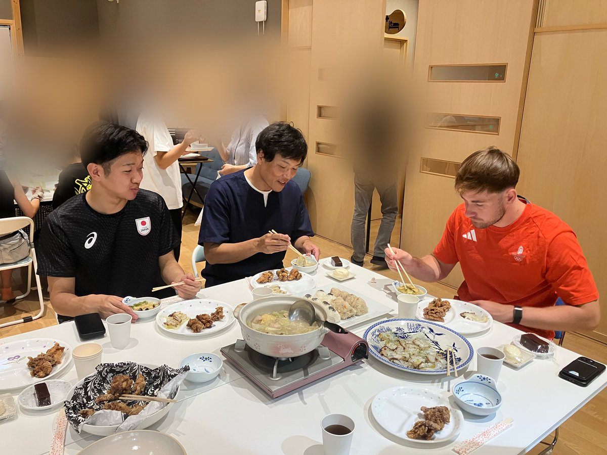 King_of_Settoku's tweet photo. #松本龍 選手、#ジョンボル 選手、#暁の鐘学園 夏合宿 1日目の夕食は、元力士の職員による「ちゃんこ鍋」と「特製唐揚げ」をみんなでいただきました。2日目は俺の弟子（笑）、小倉 #折衷かあしぃ のシェフ、クリシュナさんによるディナー。双方とも、「おもてなし」の心が存分に感じられ、お腹も心も満たされました。 また、厨房の調理員さんたちにも隅々までご協力とご配慮をしていただき、感謝でいっぱいです！