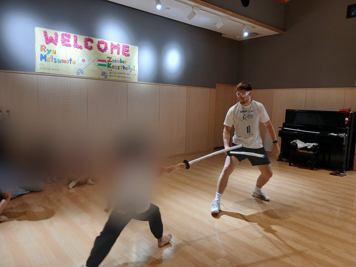 King_of_Settoku's tweet photo. #松本龍 選手、#ジョンボル 選手、#暁の鐘学園 夏合宿　【フェンシング教室②】 2日目は、子どもたちへのフェンシング指導です。フェンシングの基本的な動きを習ったあとは、#スマートフェンシング ���いう機器を使用し、子どもたちが1人ずつ、松本さん、ジョンボルさんと対戦。夢のような機会を与えていただきました！