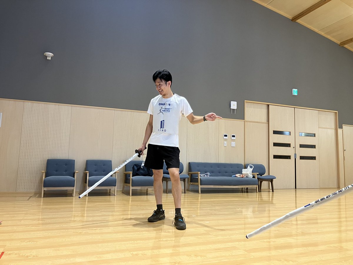 King_of_Settoku's tweet photo. #松本龍 選手、#ジョンボル 選手、#暁の鐘学園 夏合宿　【フェンシング教室②】 2日目は、子どもたちへのフェンシング指導です。フェンシングの基本的な動きを習ったあとは、#スマートフェンシング ���いう機器を使用し、子どもたちが1人ずつ、松本さん、ジョンボルさんと対戦。夢のような機会を与えていただきました！