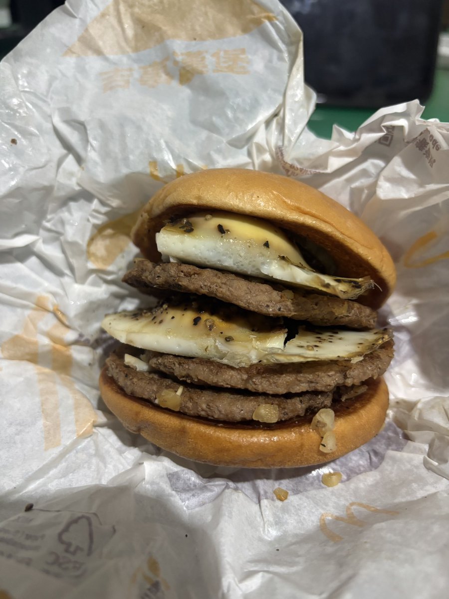lee441110's tweet photo. 力拼8月結束前，77開頭！

然後今天吃個爽的，麥當勞1+1，無糖紅茶搭配雙牛堡(不加番茄醬、芥末醬、吉事片，加一份牛肉片)，再用電鍋蒸2顆雞蛋搭配 https://t.co/7JJfdJpK8Q