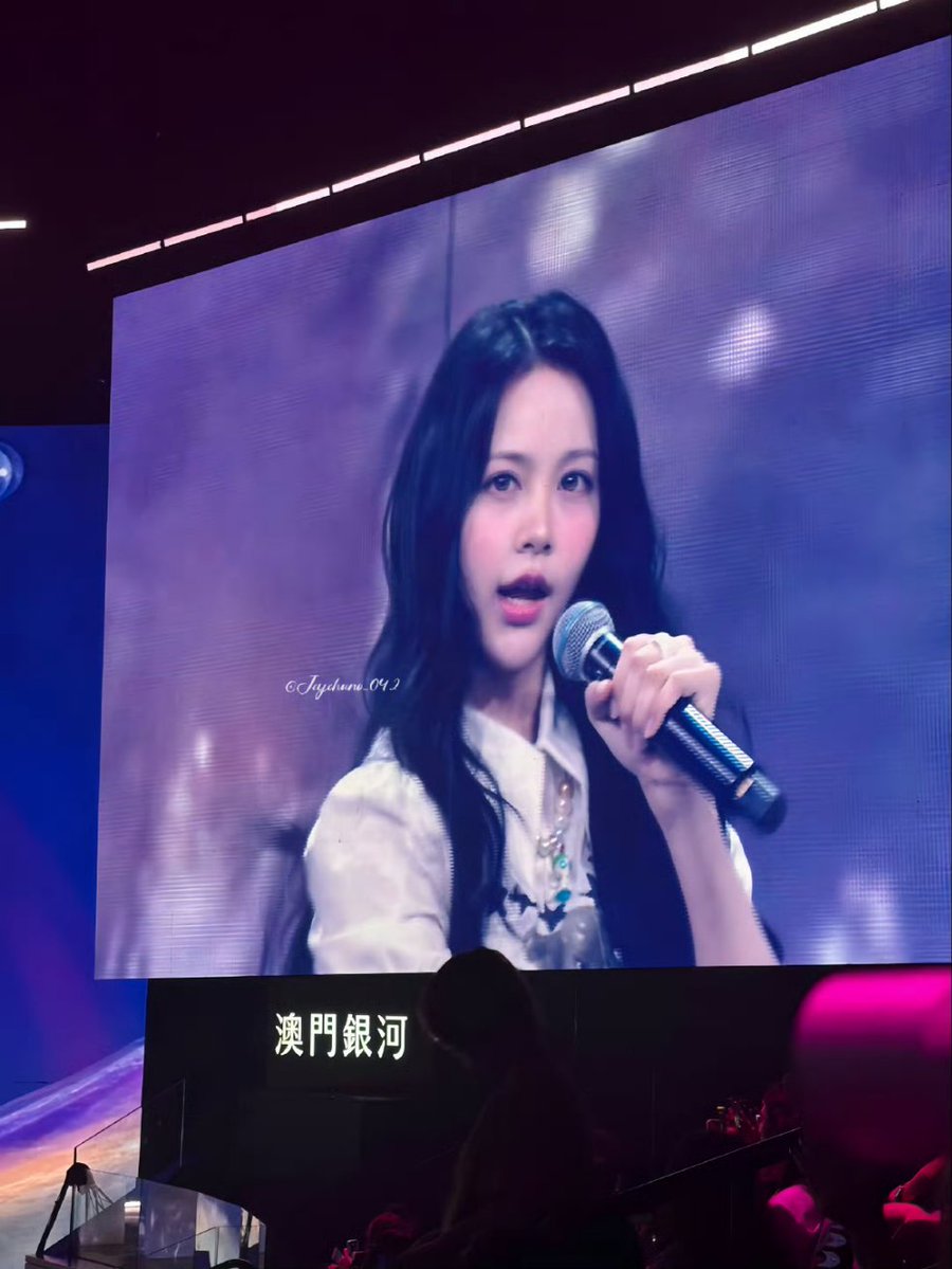 pinkeuberys's tweet photo. #CARMEN big screen beneran segacorr dan secantik itu setuju ga?? definisi dari cantik itu ya carmen, muka kecil iya, tegas juga iya, proporsi muka dia beneran yang pass gitu takarannya alias perfect 😭💗💗💗 https://t.co/XQMeaegaPA