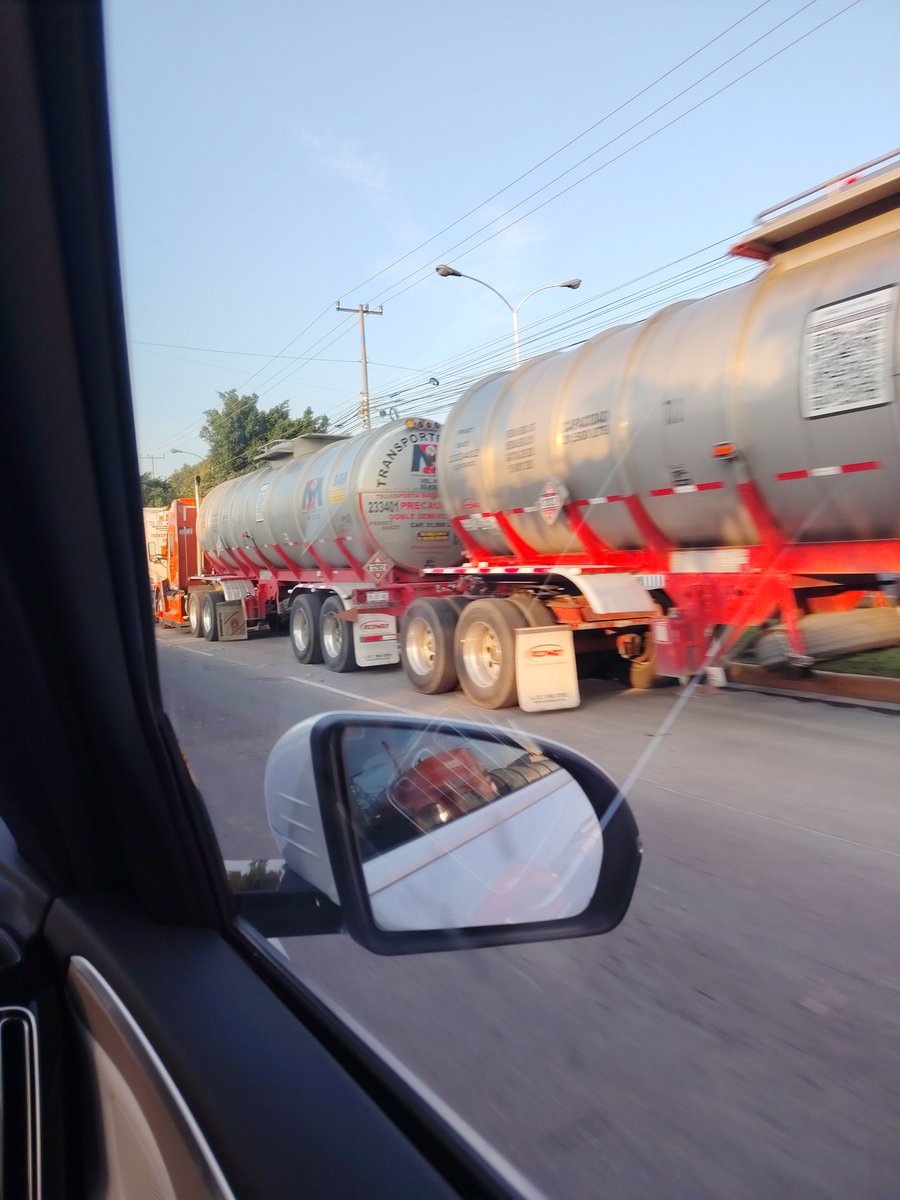 Gelyta's tweet photo. @PabloLemusN @JuanJoseFrangie @Trafico_ZMG esto cada día está peor. Todos los días hay montón de pipas estacionadas obstruyendo un carril de cada lado https://t.co/FlbPMJousp