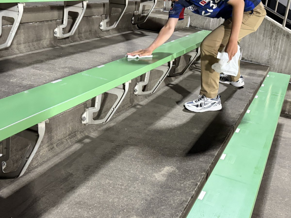 fukukosevfk's tweet photo. 【第118回 #フクコセ報告】
参加者は3名。
ホームゴール裏の緑色と青色の椅子を、すべて拭き掃除しました✨

椅子に目立った汚れはなかったです☺️

また、試合後にサポーター団体の皆様がゴミ拾いやゴミの持ち帰りを実践してくださっているおかげで、放置ゴミもほとんどありませんでした👏

#vfk https://t.co/ojOI8N4Sgd