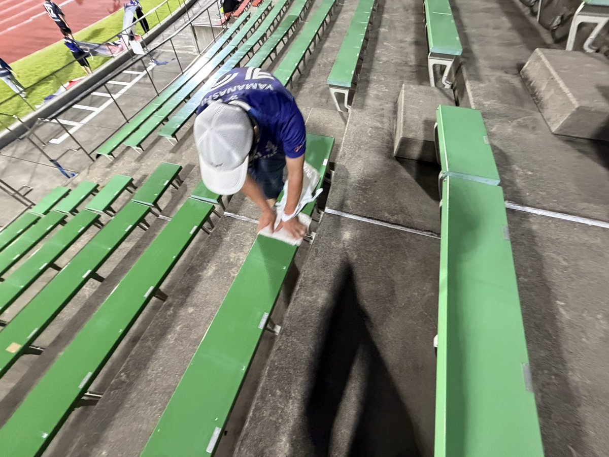 fukukosevfk's tweet photo. 【第118回 #フクコセ報告】
参加者は3名。
ホームゴール裏の緑色と青色の椅子を、すべて拭き掃除しました✨

椅子に目立った汚れはなかったです☺️

また、試合後にサポーター団体の皆様がゴミ拾いやゴミの持ち帰りを実践してくださっているおかげで、放置ゴミもほとんどありませんでした👏

#vfk https://t.co/ojOI8N4Sgd