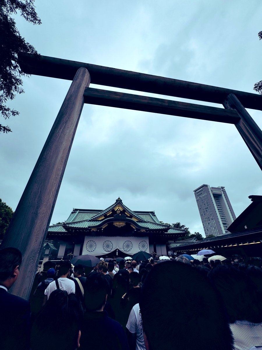 waraku_blg's tweet photo. 8/15は #終戦記念日 🎌
#靖国神社 の参拝 ⛩👏😌✨

今年は早めに参拝をし、正午には黙祷を捧げることができた。さらに遊就館もじっくりと見学し、英霊がご家族へ宛てた手紙を拝読✉️
先人たちの尊い犠牲の上に、今の私たちの平和で穏やかな暮らしがあることに感謝し、手紙に残された温かくも切実な想いを胸に刻み、このかけがえのない平和を次の世代へと繋いでいきたいと、改めて強く感じた。

#参拝
#平和祈願
#御朱印