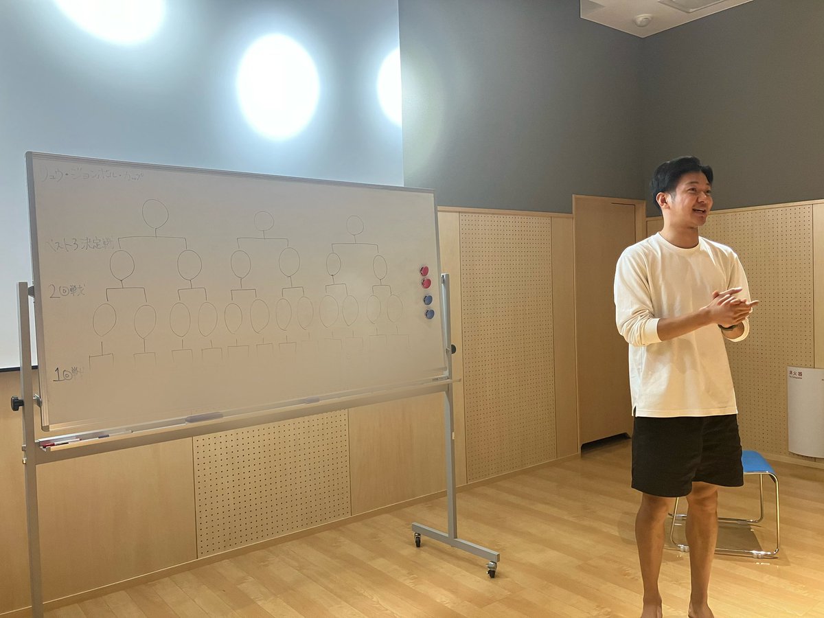 King_of_Settoku's tweet photo. #松本龍 選手、#ジョンボル 選手、#暁の鐘学園 夏合宿　【フェンシング教室③】 最終日は子どもたちによる「トーナメント」！対戦相手を決めるくじ引きの段階から、おおいに盛り上がりました。 当日のトーナメントは年齢などを考慮しハンデをつけつつも、勝負は真剣そのもの。子どもの集中力はすごい！力いっぱい楽し���姿を見ることができ、俺も力をもらいました。 最後は、子どもと松本さん、ジョンボルさんのエキビションマッチも。2人とも真剣かつ素敵な笑顔を見せてくれて、女子たちのハートをしっかり掴んでいました笑