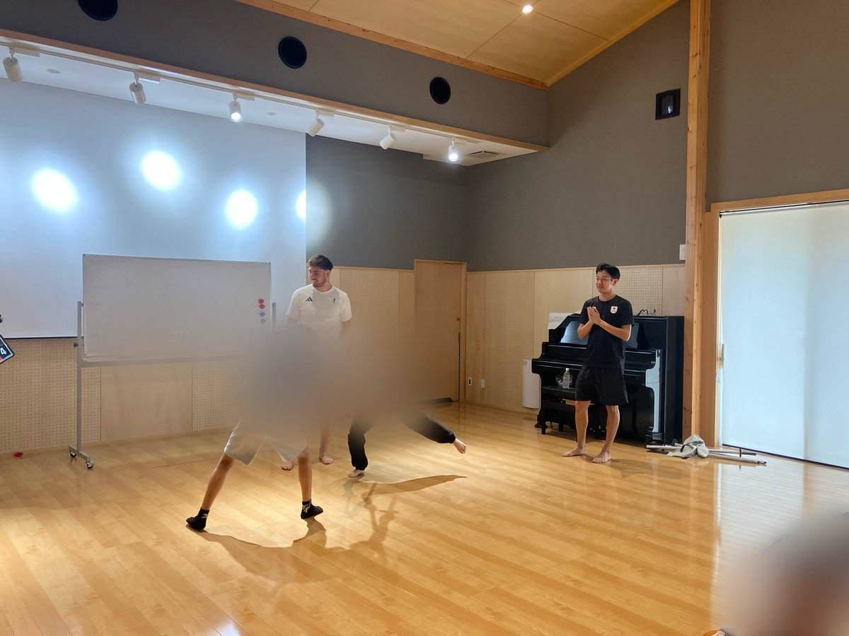 King_of_Settoku's tweet photo. #松本龍 選手、#ジョンボル 選手、#暁の鐘学園 夏合宿　【フェンシング教室③】 最終日は子どもたちによる「トーナメント」！対戦相手を決めるくじ引きの段階から、おおいに盛り上がりました。 当日のトーナメントは年齢などを考慮しハンデをつけつつも、勝負は真剣そのもの。子どもの集中力はすごい！力いっぱい楽し���姿を見ることができ、俺も力をもらいました。 最後は、子どもと松本さん、ジョンボルさんのエキビションマッチも。2人とも真剣かつ素敵な笑顔を見せてくれて、女子たちのハートをしっかり掴んでいました笑