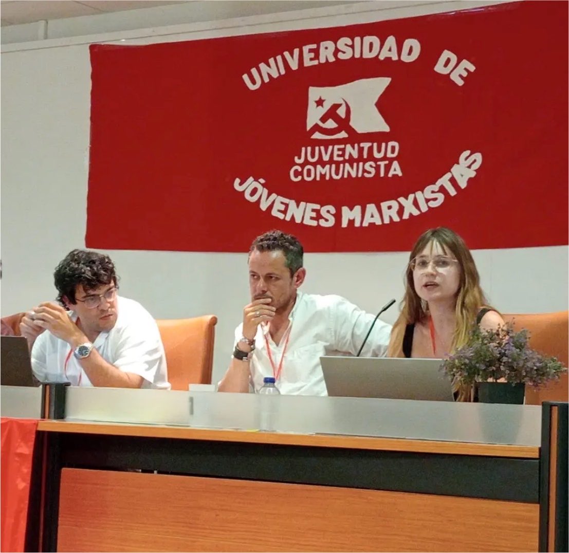 Rober__Ruiz's tweet photo. “𝗦𝗼𝗹𝗱𝗮𝗿 𝗲𝗹 𝗽𝗿𝗲𝘀𝗲𝗻𝘁𝗲 𝗰𝗼𝗻 𝗲𝗹 𝗽𝗼𝗿𝘃𝗲𝗻𝗶𝗿”

Un placer haber participado en la IX Universidad de Jóvenes Marxistas de la @UJCE_cc y compartir debates y camaradería.

Un compromiso militante admirable. Enhorabuena y gracias.

#HayPartido! ✊🚩 https://t.co/jMtXcYSZQE