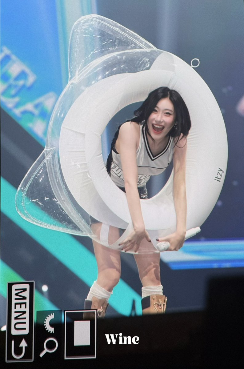 Wine_lcr0605's tweet photo. 260815 🇲🇴
아 너무 귀여워ㅠㅠㅠㅠ 재밌게 놀아!!

#ITZY #CHAERYEONG #있지 #채령 https://t.co/T3y1dYYHz6