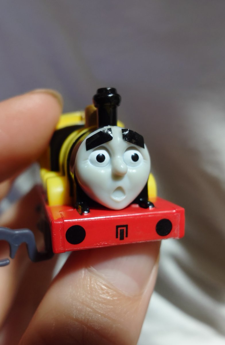 haluwwwo_62's tweet photo. わかんねぇ…わかんねぇよ……

甥子に頼まれてシール貼ってたけどコレどこに貼るのが正解だったんだよ… https://t.co/h4aUC8agKY
