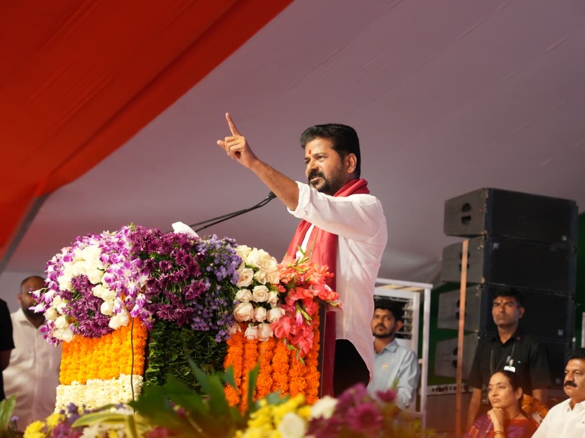 ImJaggaReddy's tweet photo. సంగారెడ్డిలో జరిగిన స్మార్ట్ రేషన్ కార్డ్స్ పంపిణీ కార్యక్రమంలో తెలంగాణ సీఎం రేవంత్ రెడ్డి..

#Jaggareddy #CMRevanthReddy #SmartRationCardScheme #Sangareddy #NirmalaJaggareddy https://t.co/ngAHkC6Tce