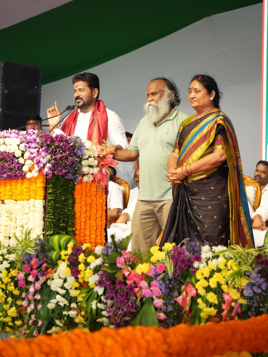 ImJaggaReddy's tweet photo. సంగారెడ్డిలో జరిగిన స్మార్ట్ రేషన్ కార్డ్స్ పంపిణీ కార్యక్రమంలో తెలంగాణ సీఎం రేవంత్ రెడ్డి..

#Jaggareddy #CMRevanthReddy #SmartRationCardScheme #Sangareddy #NirmalaJaggareddy https://t.co/ngAHkC6Tce
