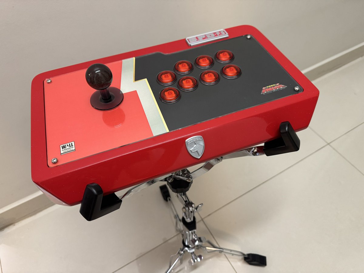 kakutofgc's tweet photo. Na EVO Las Vegas 2026 conheci o Atsuta @LittleJanneROKA , um top player de Vampire Savior, e ele usava uma estante de bateria como base e apoio para o arcade stick.

Achei a ideia muito boa e, depois, li um blog que ele escreveu, onde especificava exatamente o modelo do suporte que utilizava. Acabei pegando ele para testar.😃

Estou usando há 1 mês no meu controle custom do Dekaranger e gostei muito! É firme, estável e dá um excelente apoio para o arcade stick! 🕹️

Uma solução simples e que eu provavelmente nunca teria pensado em usar dessa forma. 😆

Valeu pela dica, Atsuta! 🇯🇵🤝🇧🇷

*Sim, sou muito fã do Dekaranger🚨