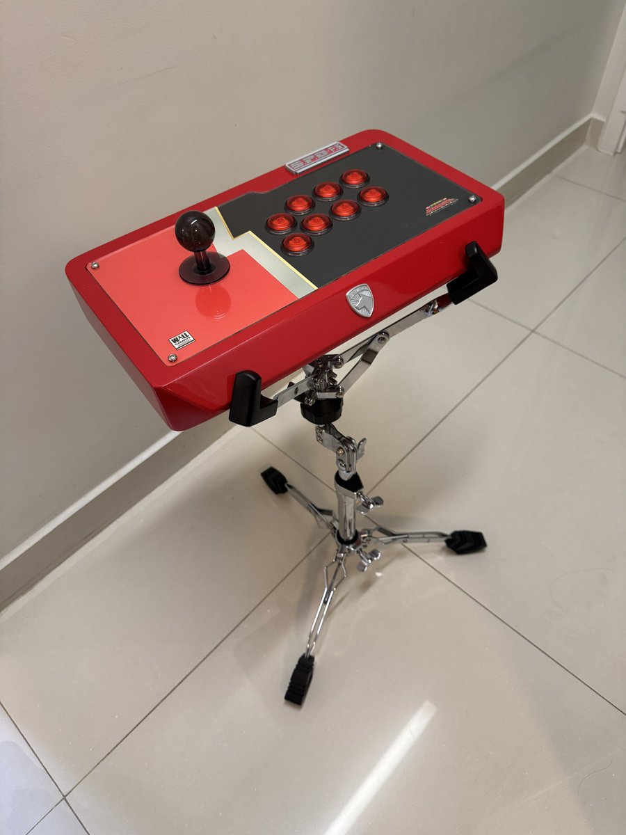 kakutofgc's tweet photo. Na EVO Las Vegas 2026 conheci o Atsuta @LittleJanneROKA , um top player de Vampire Savior, e ele usava uma estante de bateria como base e apoio para o arcade stick.

Achei a ideia muito boa e, depois, li um blog que ele escreveu, onde especificava exatamente o modelo do suporte que utilizava. Acabei pegando ele para testar.😃

Estou usando há 1 mês no meu controle custom do Dekaranger e gostei muito! É firme, estável e dá um excelente apoio para o arcade stick! 🕹️

Uma solução simples e que eu provavelmente nunca teria pensado em usar dessa forma. 😆

Valeu pela dica, Atsuta! 🇯🇵🤝🇧🇷

*Sim, sou muito fã do Dekaranger🚨