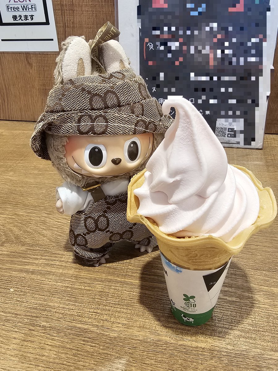 sae_2co2co's tweet photo. おやつは…🍦
イオンモールにある #MINISTOPCAFE の岡山白桃ソフトクリーム🍦
一口食べて思わず桃🍑‼️
果物その物の桃を食べているようで、岡山の沼友さんにいただいた #岡山夢白桃 を思い出したよ🤗
やっぱり桃🍑は好きだ❣️
至福の時間でした😋 https://t.co/GJXKi5VEeg