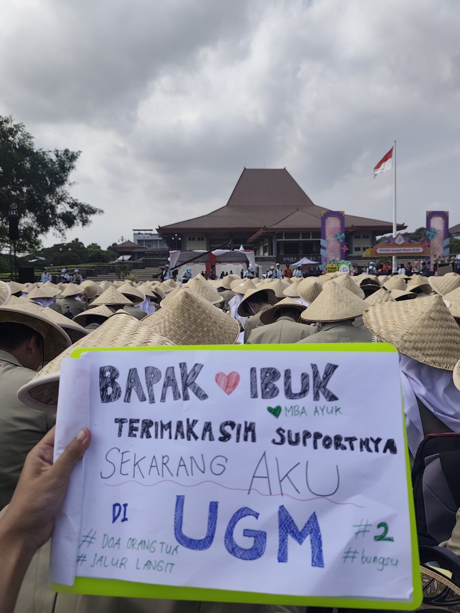 chem111tz's tweet photo. selama penutupan beberapa kali nahan biar ga mewek, kyak... ini beneran...aku di ugm? 
alhamdulillah MasyaAllah terimakasih utk smua support dari keluarga dan teman🥺✌
#pionir #ugm #trend https://t.co/z7vqQr32ri