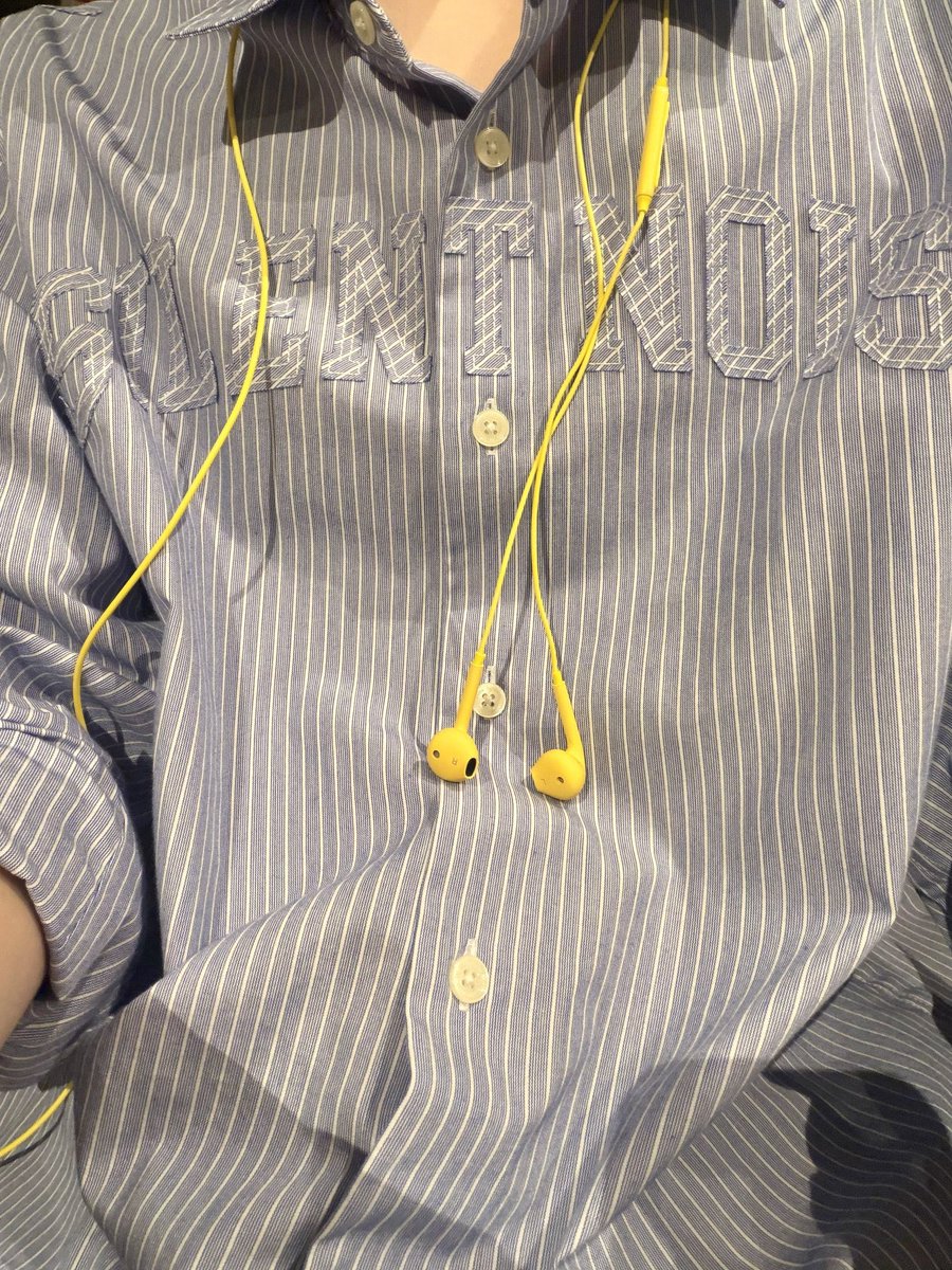 00sh_____'s tweet photo. イエローの有線イヤホン、暮らしの差し色として優秀だ…パッと華やかな空気感好きすぎる https://t.co/KPuDbGrx7i