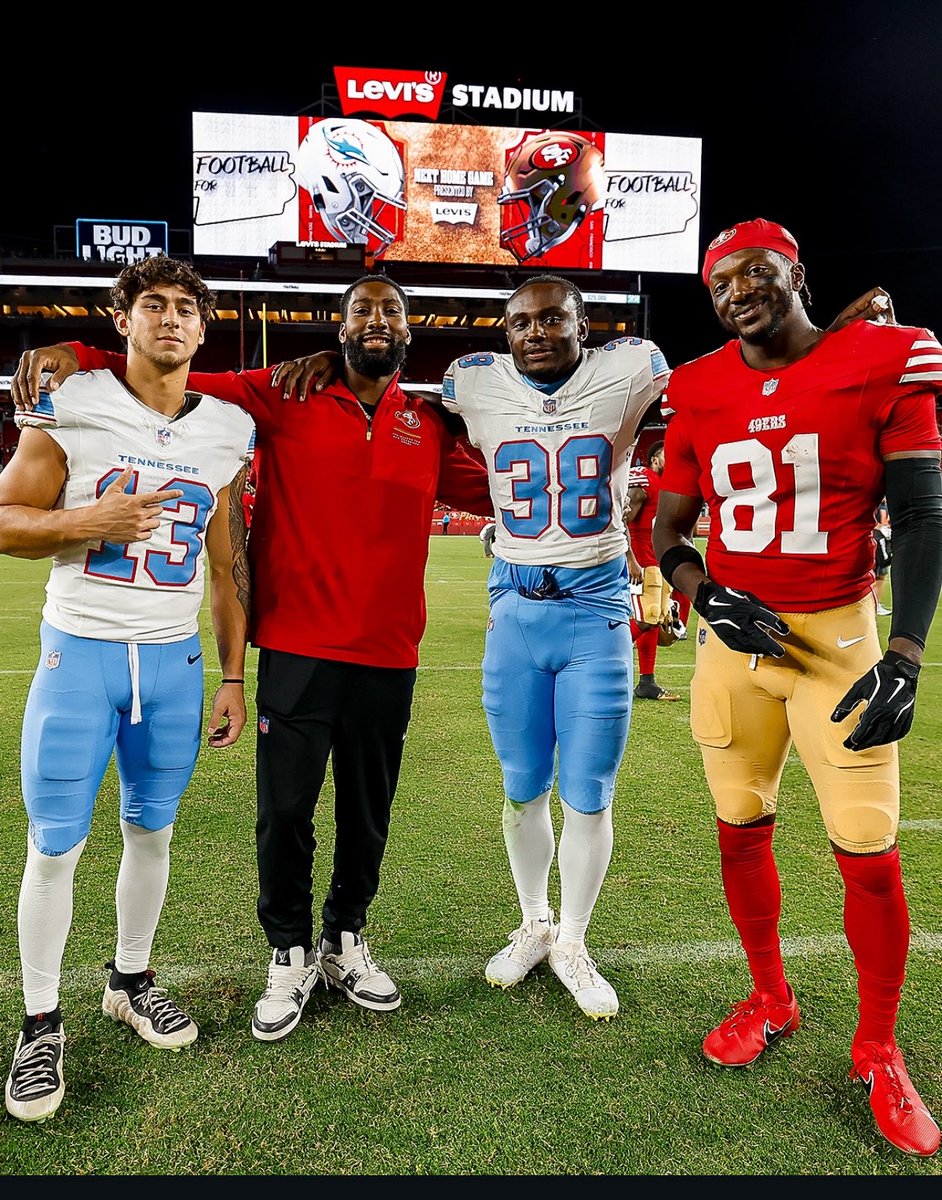 ArmchairIllini's tweet photo. Former Illini Hank Beatty, Nate Hobbs, Tony Adams and Malik Turner after the preseason matchup between the Tennessee Titans and the San Francisco 49ers https://t.co/gzY5uRToOf