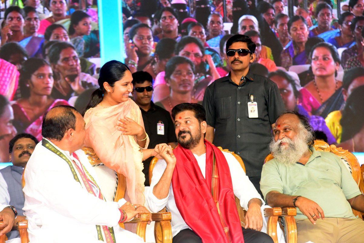 ImJaggaReddy's tweet photo. జగ్గారెడ్డి కూతురు జయారెడ్డిని ఆప్యాయంగా పలకరించిన సీఎం రేవంత్ రెడ్డి..
#Jaggareddy #CMRevanthReddy #Jayareddy #Sangareddy #Congress https://t.co/QCUwiAKmqR