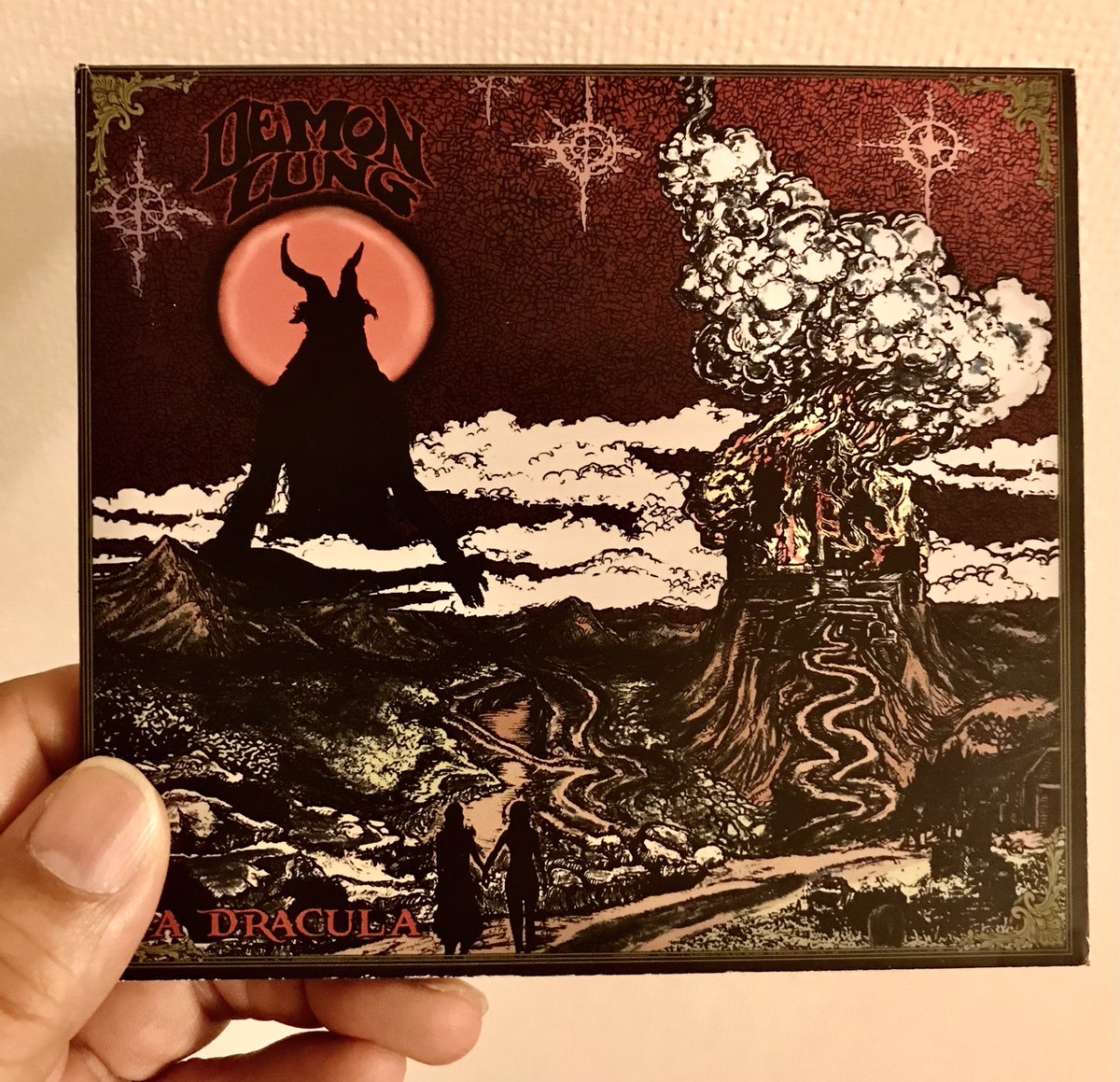 therion_madbias's tweet photo. #NowPlaying
US産ドゥームメタル…Demon Lungの2nd…暗黒オカルティックな雰囲気とサバス由来の正統派の質感…アナログ的な感覚のアンサンブルが魅力の傑作…2015年作品!
#DemonLung…A Dracula
https://t.co/LOCpObC1qS https://t.co/4Nm5Re9HIA