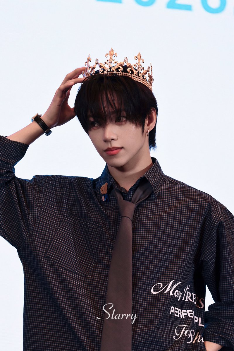 starryence21's tweet photo. 260815 popmerch
👑

#AHOF #아홉 #제이엘 #JL https://t.co/2Egpf9G5Q1