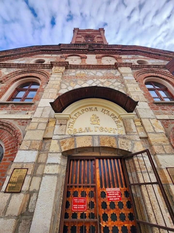 erol_sevindir's tweet photo. KADRAJIMDAN EDIRNE SWETİ YORGİ KİLİSESİ
VE EDIRNE BULGARLARININ 20.YY SEYRİ

Edirne 20. yy başında bir çok ırkı, dili, dini hatta mezhebi barındırıyordu. Bunlardan biri de Hristiyan Bulgarlardı. Sadece Edirne şehir merkezinde mi, hayır. Cemaat Trakya'nın hemen her yerine azar serpilmişlerdi. Sonra Istanbul ve Bursa'da varlardı. Tarihî kadim nüfus işte. (Kadim kelimesini eski ama devamı olmayan anlamında kullandım.)

Trakya'nın o günkü nüfusunun % 10'u diyelim. Edirne şehir merkezinde ise 9200 kişilik kalabalık bir Bulgar cemaati vardı ki 85 000 kişilik şehrin %12'sine tekabul ediyordu. 

Günümüzde o binlerden, yüzlerden bahsetmek artık mümkün değil. Gittiler, yoklar. Oysa Kıyık, Yıldırım ve Kirişhane semtlerinde çoğunluktaydılar. Terekede Kıyık'ta harap olmaktan zar zor kurtarılmış ve günümüzde faal Sweti Yorgi var bir de Meriç'e doğru Sweti Eleni ve Konstantin kiliseleri...

Sweti Eleni ve Konstantin göreceli yakın tarihte restorasyon gördü. Yılın bir iki günü Bulgaristan ve Istanbul'dan gelenlerle sembolik olarak toplanılıyor, ibadet ediliyor. Ama fotografladığım Sweti Yorgi öyle değil. 9200 kişiden kalan son aile Çıkırık ailesinin gayretiyle soluk almaya çalıştı. Baba Filip Çıkırık hem kalan cemaat hem zorunlu papazdı. Ölünce oğlu 1961 doğumlu Aleksandr Çıkırık aynı görevi sürdürdü. Toplam cemaat ise iki kardeş ve aileleleriydi.

Papaz Aleksandr da babası gibi şehirde çok sevildi. Vali, belediye başkanı sürekli yakınlık ve ilgi gösteriyordu. Sevginin sebebi biraz da kadim nüfusun son fertleri olmanın algılardaki hüznüydü.

Aleksandr Çıkırık, 2023 yılında kalp krizinden ölünce kalabalık bir Edirneli topluluk tarafından  ömrünü adadığı Sweti Yorgi kilisesinin bahçesine defnedildi. 

Günümüzde Bulgaristan'la soğuk savaş dönemindeki anlamsız gerilimler yok. Edirne şehir ticareti, çarşı çok canlı. Günübirlik şehirde bulunan Bulgaristanlılar yüzlerce hatta binlerce. Işte onların Edirne'de bulunma günü pazara denk geliyorsa bazıları Kıyık'taki Sweti Yorgi'ye doluşuyor.

Koro hâlinde yükselen gamlı ilahiler almaşık duvarlarında yankılanıp sokağa dökülüyor.  Yinelemem gerekiyor, Edirne'de kadim tarih, şehrin ara, dar sokaklarındadır.