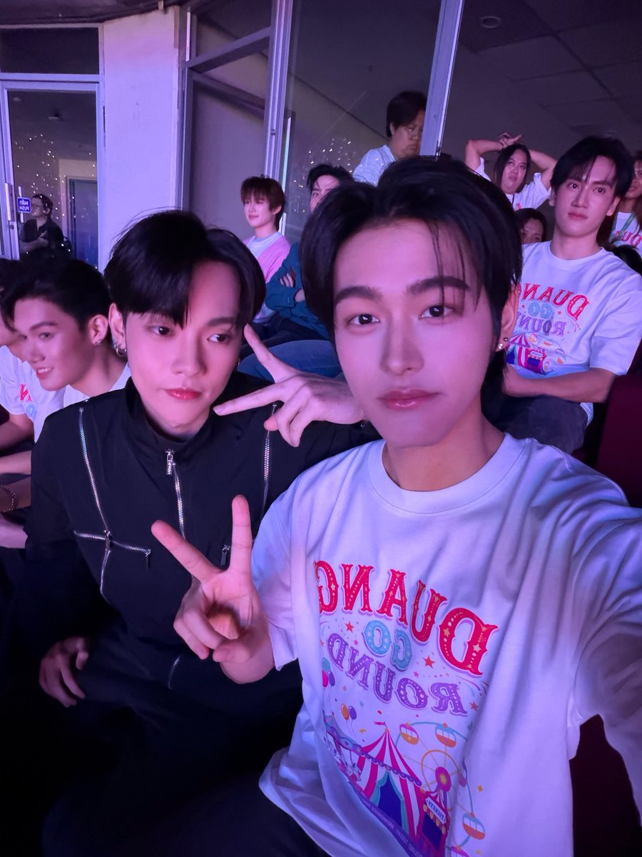 Copper_phrt16's tweet photo. มาเช็คอินดูทุกคนแล้วคับบบ

#DuangConcertDay1
#copperfifa https://t.co/uP3t6FRvLD